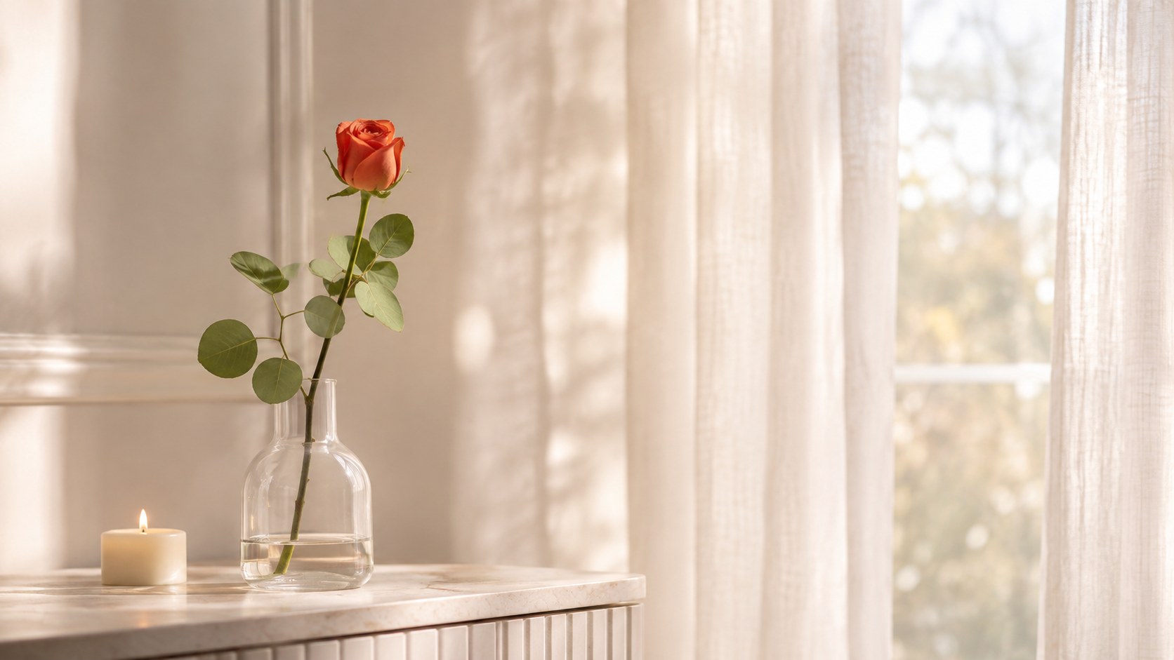 Una rosa in un vaso di vetro accanto a una finestra luminosa, atmosfera raccolta